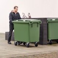 Zielony kontener na odpadki o pojemności 660 l. DPE UV