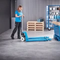 Z funkcją szybkiego podnoszenia (Quicklift), rolkami frontowymi i uchwytem pokrytym gumą. Promień skrętu 190˚.