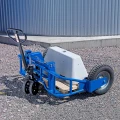 Wózek paletowy typu off-road. Regulacja rozstawu wideł pozwala transportować różne typy palet.